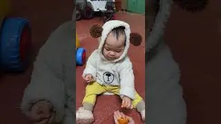 5/1/2026 Em bé ăn quýt không chịu chia sẻ cho ai vì quýt quá ngon