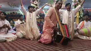 শ্রী শ্রী আদি রাধা গোবিন্দ সম্প্রদায় খুলনা( মাষ্টার স্বপন বাবু) মধুর নাম পরিবেশন করলেন....
