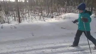Катаюсь на лыжах (я в синей шапке)