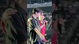 Leeknow being touchy with Seungmin [ #straykids Dominate Sydney | #leeknow #seungmin ]