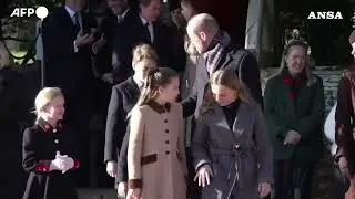 Regno Unito, i saluti della Royal Family dopo la messa di Natale #ansa #christmas