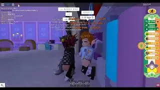 Kit kissing Yuko || Royale high gay rp moment || ROLEPLAY || truth or dare || NOT ONLINE DATING