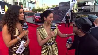 Olivia Munn Red Carpet Interview - AMAs 2014