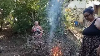 Hoje foi dia de queimar o lixo da casa da minha mãe,e ela pareceu para dar uma mãozinha..🥰