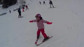 Majunia 4,5 roku - lekcja jazdy na nartach z mamą