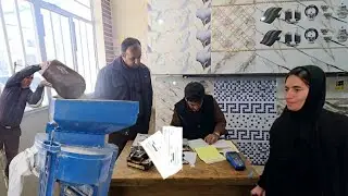 Khosrow and Sakineh travel to the city to buy tiles for their dream house.