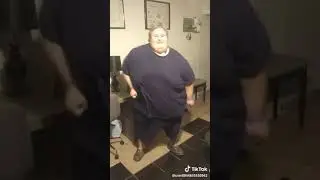 Dicker Junge tanzt