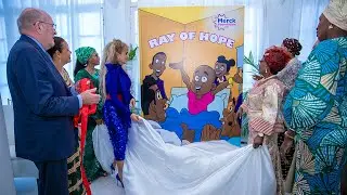 Доктор Раша Келей @ African First Ladys представляет сборник рассказов &laquo;Луч надежды&raquo; от Merck Fou...