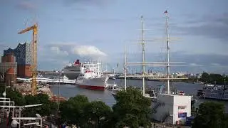 Queen Mary 2 Ausfahrt aus dem Hamburger Hafen