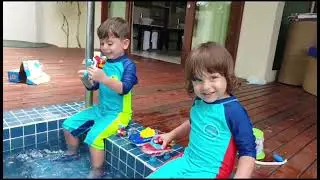 Fatih Selim ve Yusuf tatildeki havuzda paw patrol oyuncaklarıyla oynuyor