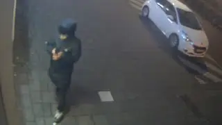 Met bankpas van Haagse vrouw wordt in Rotterdam Zuid gepind  Oplichters stelen ook kostbaarheden