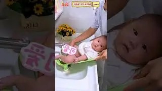 Can&rsquo;t hold baby and wash bum at the same time? This Baby Butt Washing Stand frees your hands! #baby