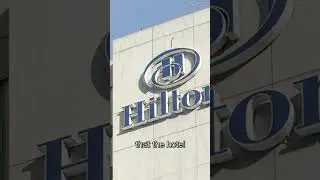 Министерство внутренней безопасности заявляет, что отель Hilton намеренно отменил бронирование но...