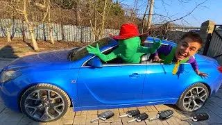 Мотоциклист думает, что это неприятность, но FunnyVideo спасает настроение.