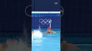 Water polo goalies will do anything and everything to make a save! 🤽#AQUASingapore2025