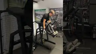 Танцор Бен демонстрирует нам тренажер для пресса JAWS Strength Leg Raise Ab Trainer