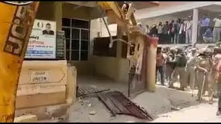#uttarpradesh #Bulldozer at #JNU student leader Afreen Fatima's house#prayagraj
