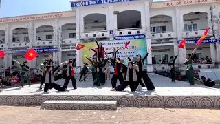 MASHUP NỖI ĐAU GIỮA H&Ograve;A B&Igrave;NH &times; MẸ Y&Ecirc;U CON || TIẾT MỤC M&Uacute;A GIẢI NHẤT VĂN NGHỆ 20/11 CỦA TẬP THỂ 11X3