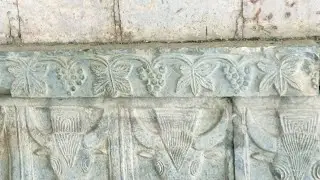 نقوش وزخارف عمرها آلاف السنين  في مدينة ظفار