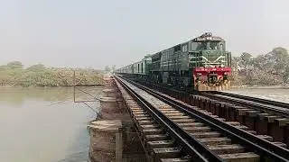 Поезд Green Line Express пересекает мост через канал Нара.