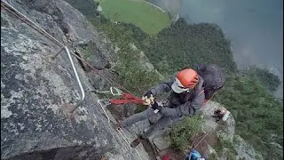 Adam Schj&oslash;lberg faller i fjellveggen