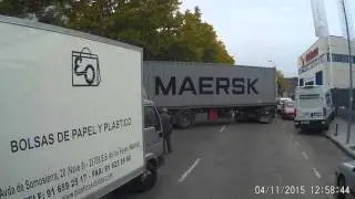 Cofanie w madrycie z ruchu ulicznego pod rampę kontenerem i 