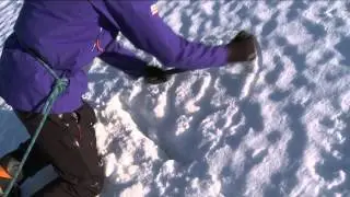 Digging a bucket seat for mountaineering