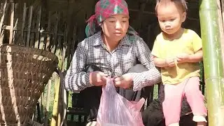 1. Baby Tieu Yen Helps Mom Return a Lost Item 💕 | Heartwarming Good Deed 💛