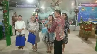 Penyerahan bingkisan Natal dari pkb jemaat GMIM rakek Eden watudambo 