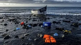 Dramático rescate de migrantes a 100 metros de la costa canaria