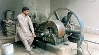 22 HP Old Black Diesel Engine working with mini floor mill || Safdar Bhatti