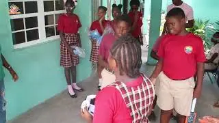 Cayon Highschool Class of 1986 presents sporting gear to Cayon Primary School