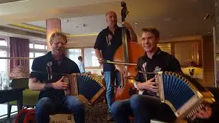 Schwyzerörgeli-Trio Vollgas - Dini Seel ä chli la bambälä la