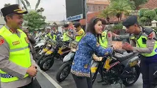 POLISI DIBEKALI SELANG UNTUK BANTU WARGA YANG KEHABISAN BENSIN