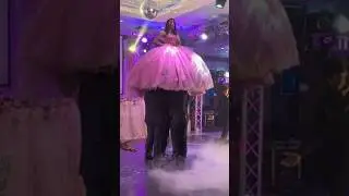 The #orozcolift with our golden queen Dahlia 🩷 #orozcovals #quincea&ntilde;era #quince #dance #chambelanes