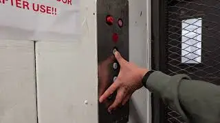 Грузовой лифт компании Westinghouse 1981 года в бывшем магазине A&S в торговом центре Willow Grov...