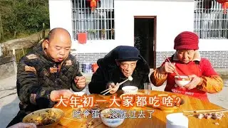 大年初一都吃啥？看远嫁的阿英和家人这样吃，啃抓钱爪、汤圆必备