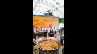หลวงปู่พุทธะอิสระ ทำอาหาร ส่งแจกผู้มาถวายความอาลัย พระพันปีหลวง ช่วงเช้า 6พ.ย.2568