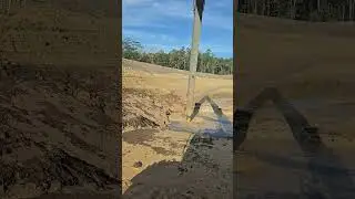 Limpiando para que drenee el hagua#construccion #excavator 