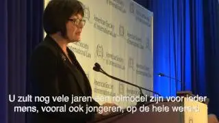 Saskia Bruines houdt toespraak over Benjamin Ferencz