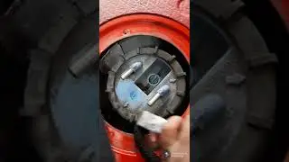 Замена топливного насоса Audi S4 (B5) 2001 года