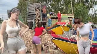 Local residents use trucks to transport 30,000 ducks onto boats for free-range grazing.