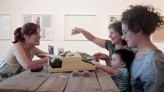 Una mujer est&aacute; bordando - Salvadora Editora - Museo Zorrilla