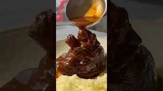 Медленно приготовленные бараньи голяшки в соусе из красного вина