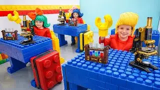 Ik ben de ENIGE MENS in een LEGO School! 🧱🎒