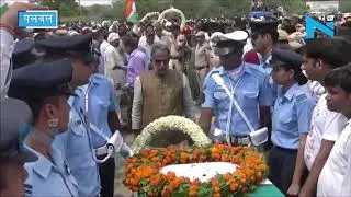 Pilot Ashish Tanwar की पत्नी ने सैल्यूट करके दी श्रद्धांजलि, फिर नहीं रोक पाई आंसू, लिपटकर रोई