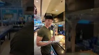 Comiendo en un buffet libre siendo Chino