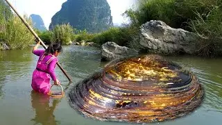 The bamboo pole poked the big river clam, and now you can go ashore to dig for pearls