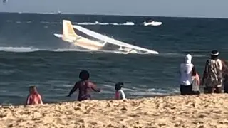 Dramatic moment plane lands in ocean after malfunction