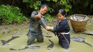 Dwarf Family Hunt Giant Catfish and Prepare a Full Fire Giant Catfish Roasted Feast Outdoors